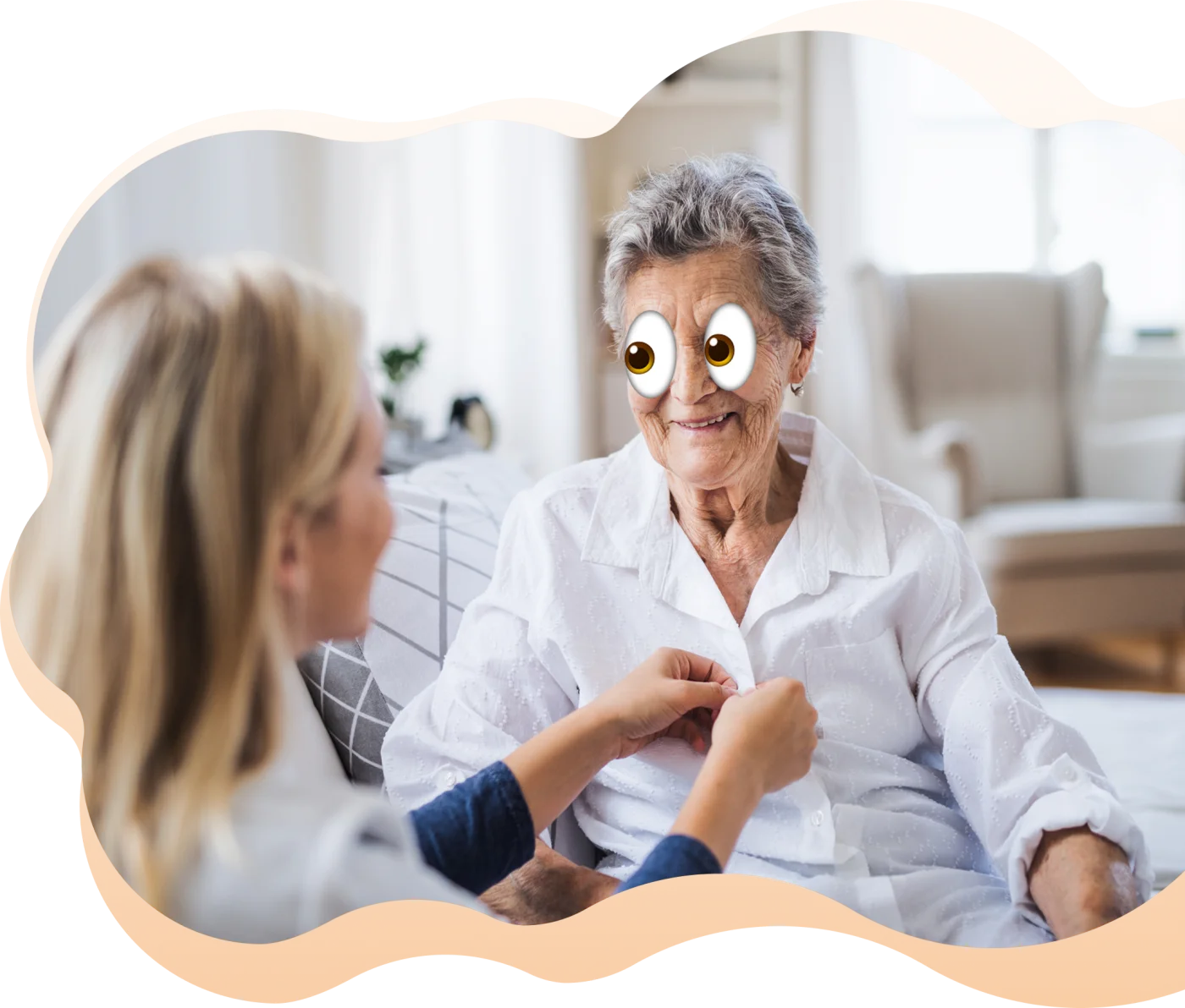 Pflegerin lacht mit Seniorin